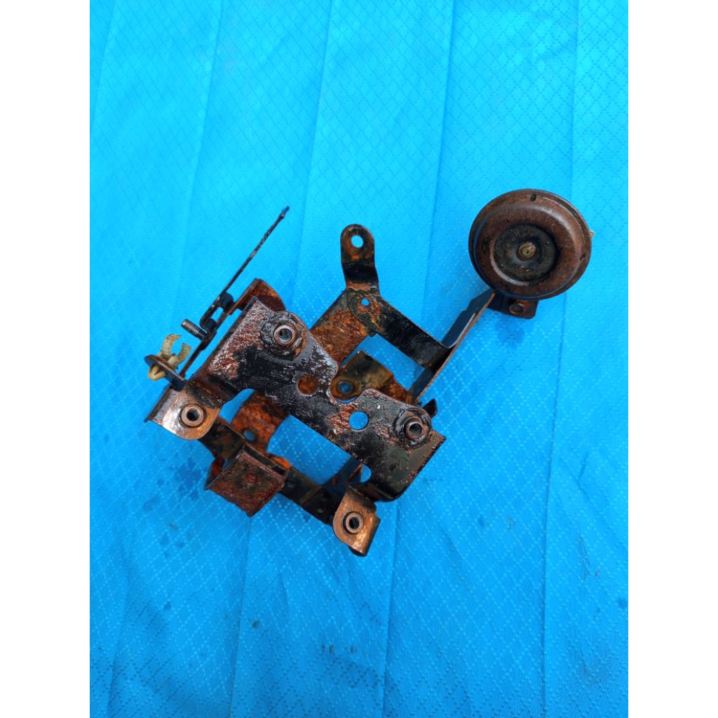 breket dudukan tameng depan Honda Vario 110 karbu / breket tameng depan Vario 110 old Original copot