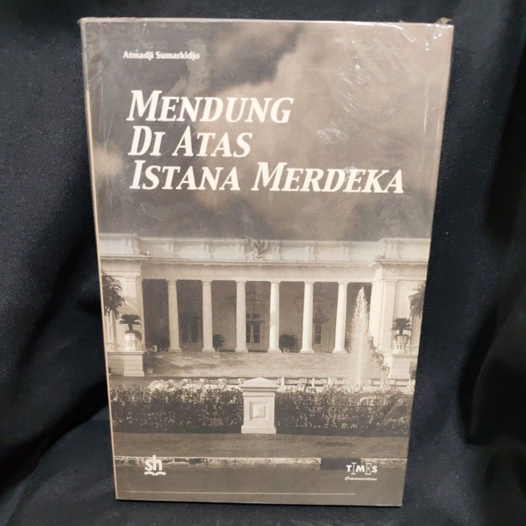 Buku Original MENDUNG DI ATAS ISTANA MERDEKA by Atmadji Sumarkidjo
