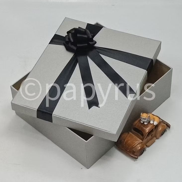 

PAPYRUS 25x30 Tinggi 8cm Kotak Kado Gift Box Hardbox Hampers V3