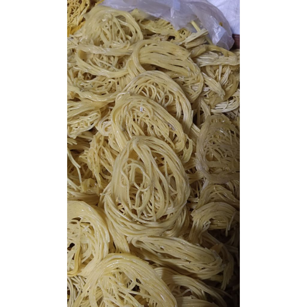 

mie kuning (mie kenil) bisa di goreng bisa di masak