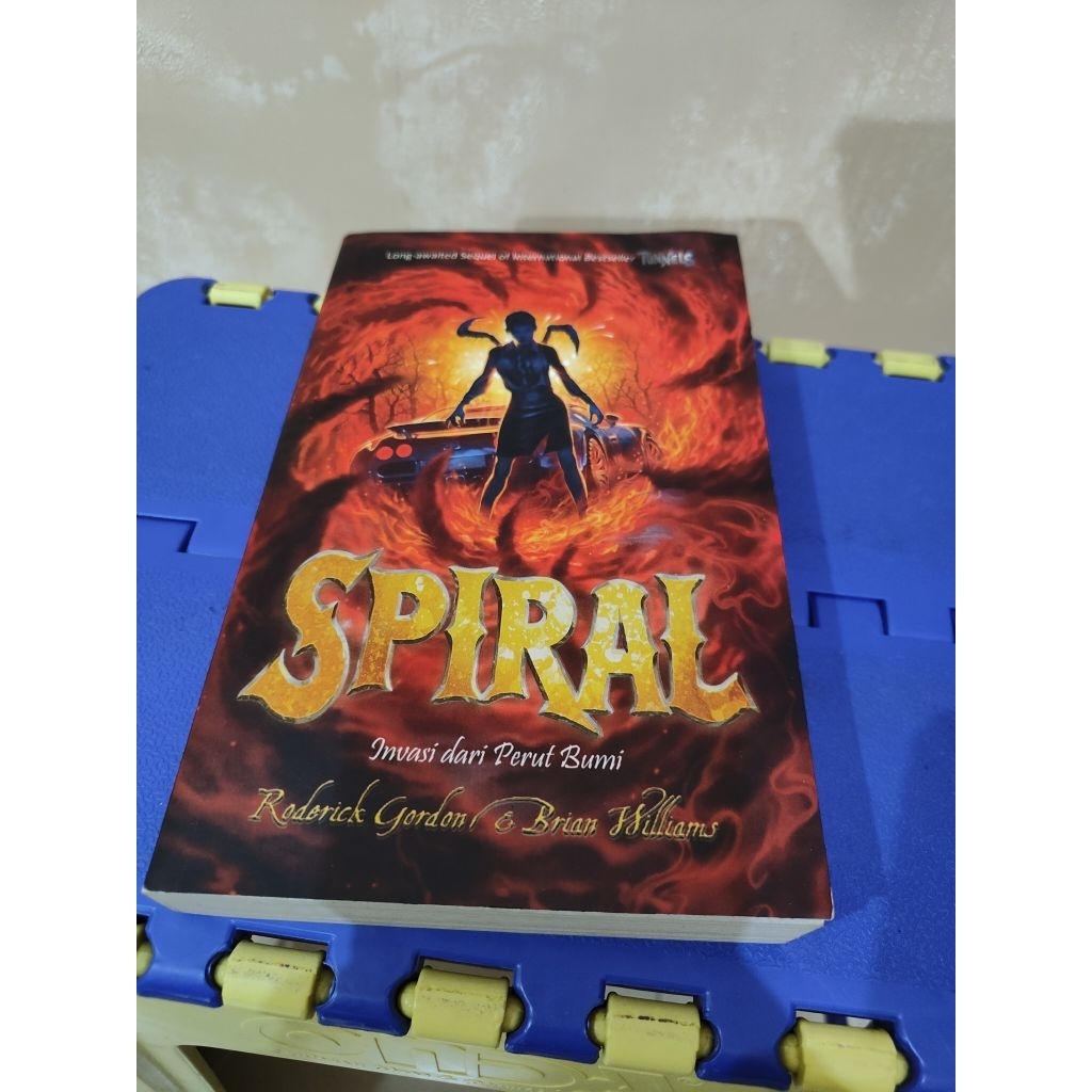 novel spiral Tunnels Roderick Gordon Brian Williams invasi dari perut Bumi mizan terjemahan fantasi