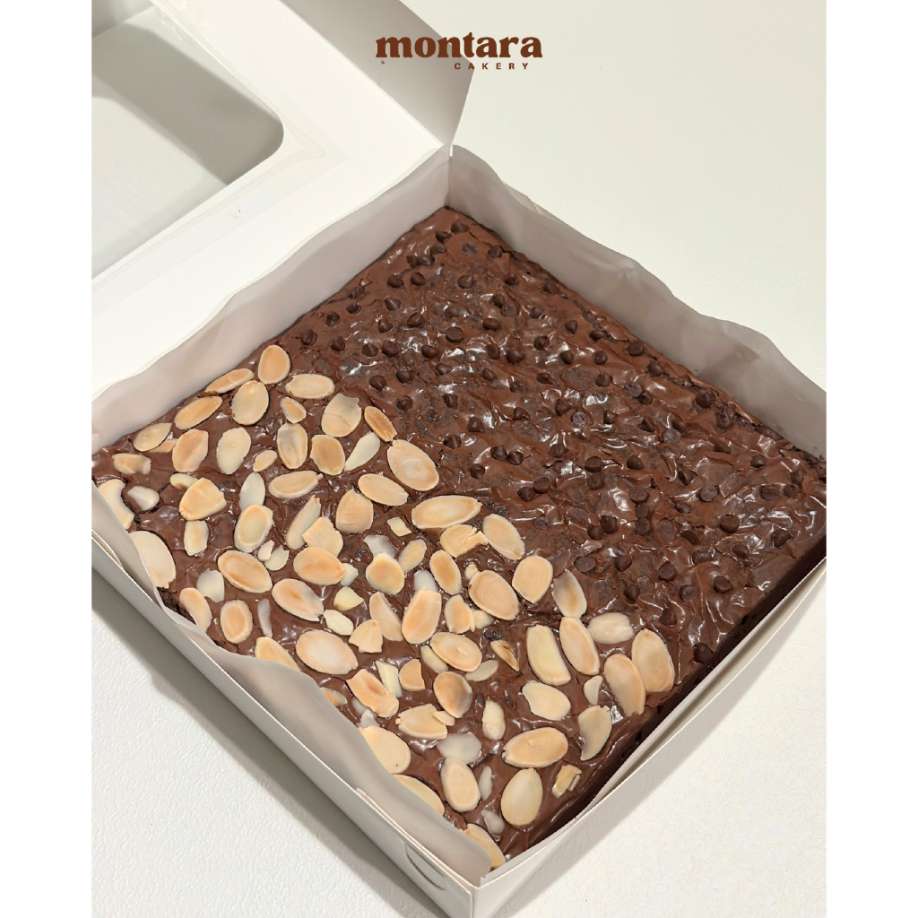 

Brownies Panggang Topping Half Almond Half Chocochips 20x20cm