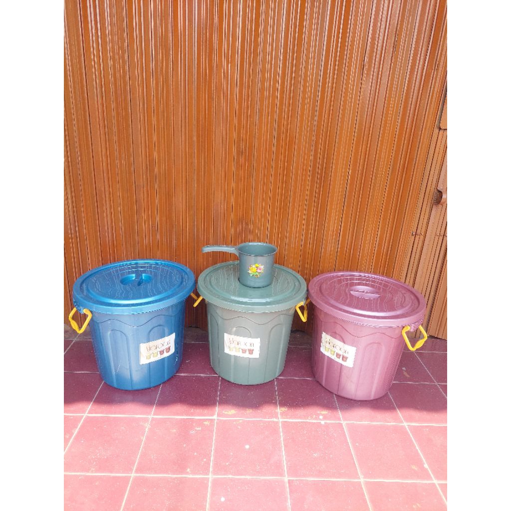 Tong Air Besar Bertutup Kapasitas 30 Liter Warna Merah Marun Lengkap dengan Gayung Plastik