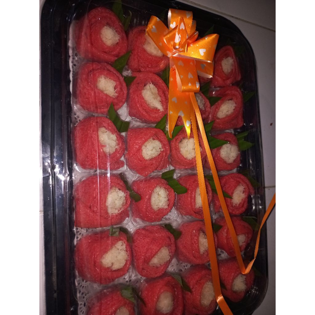 

dadar gulung mawar isian kelapa parur