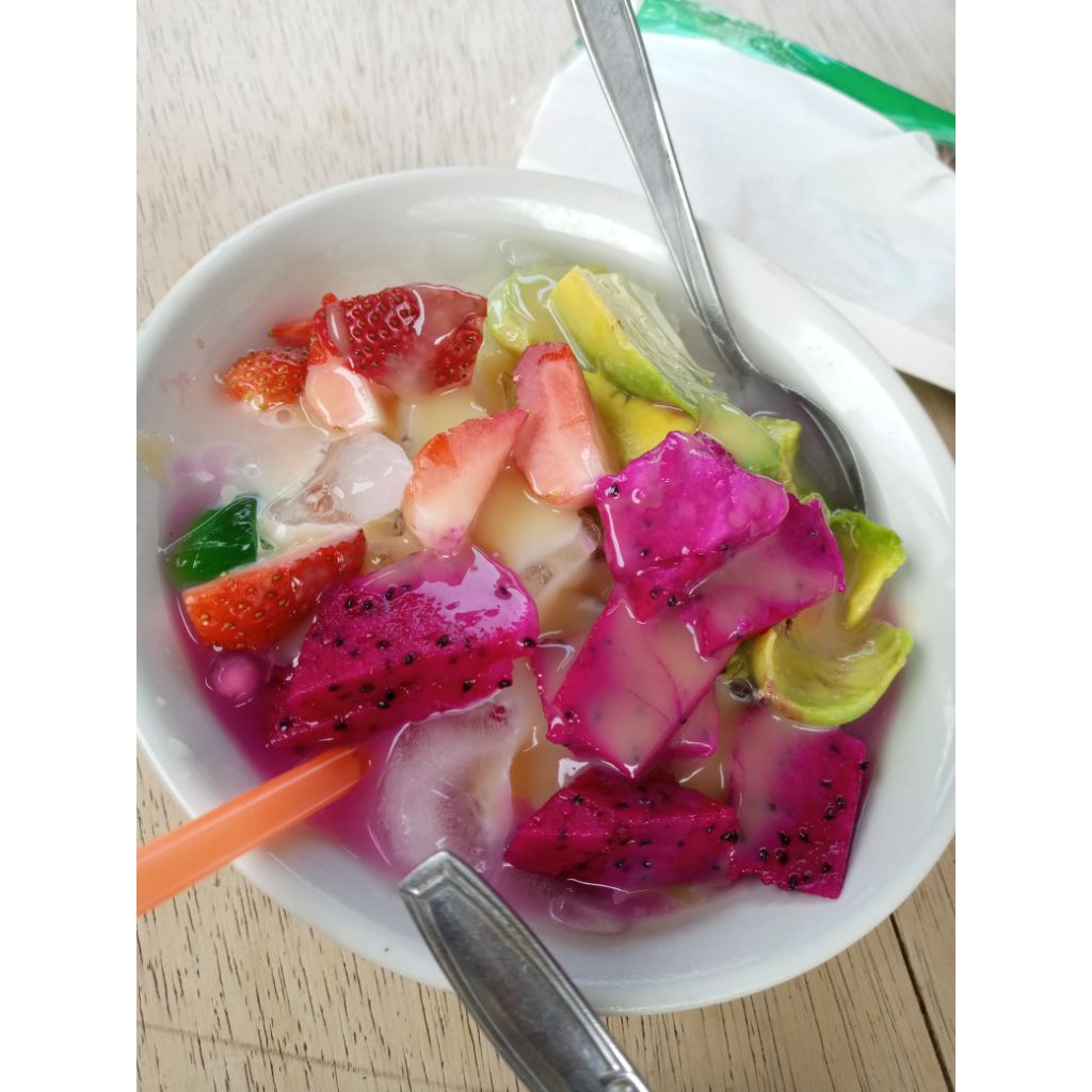 

Aneka makanan dan pakaian