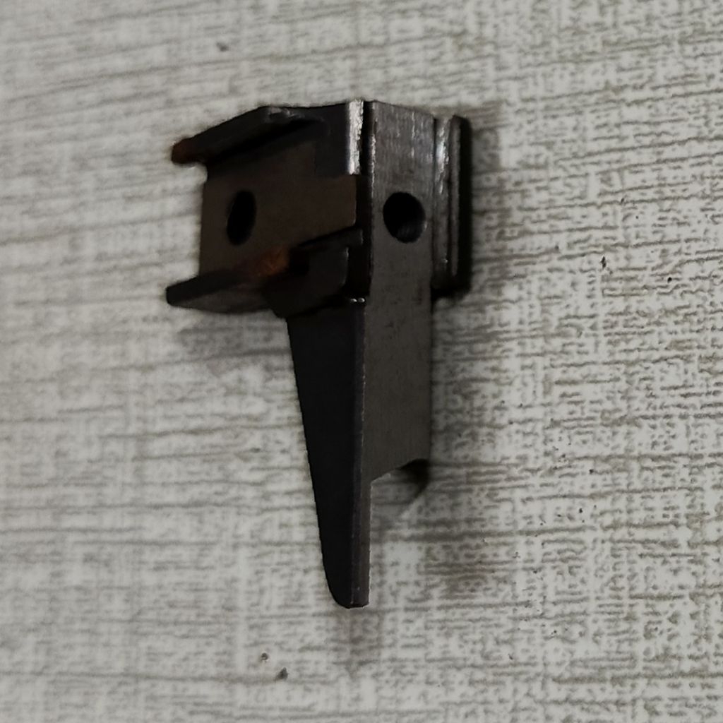 dudukan pisau atas mesin obras 747 siruba typical