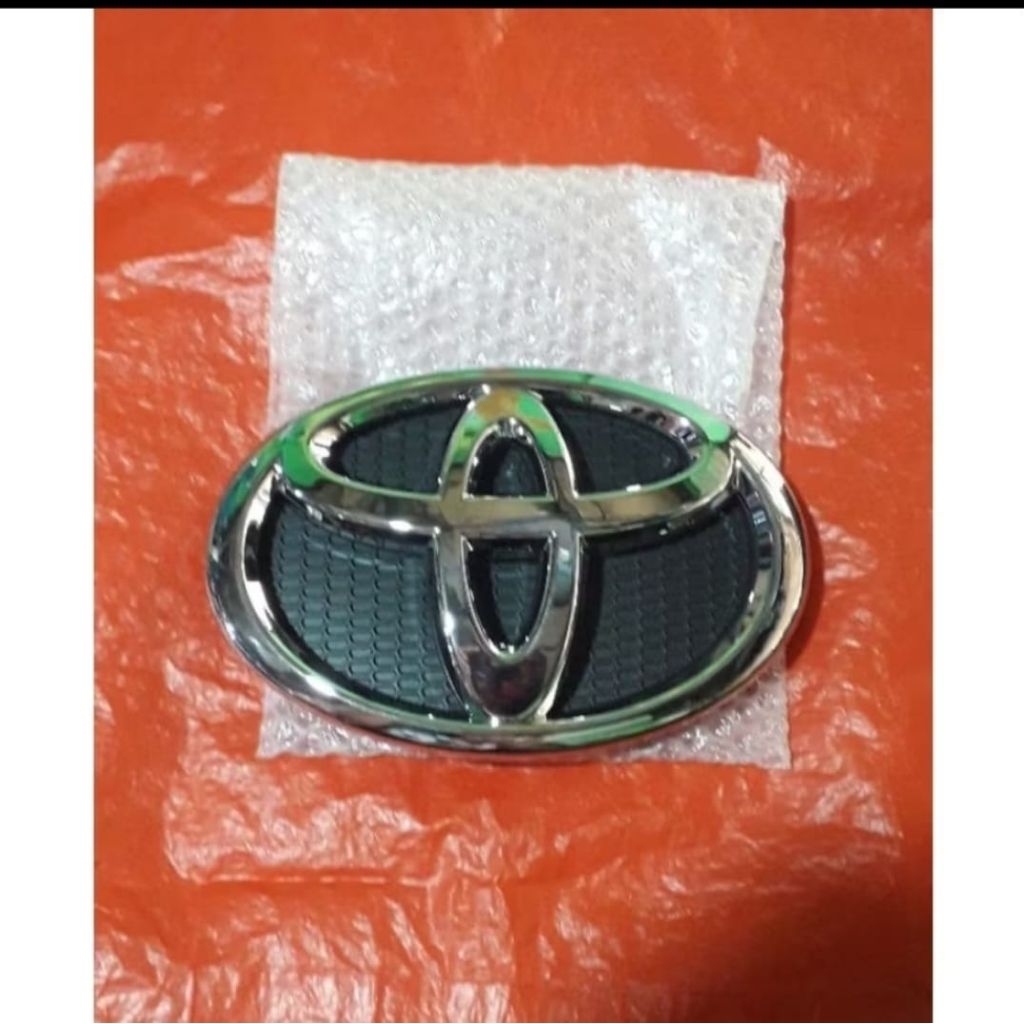 EMBLEM LOGO DEPAN TOYOTA YARIS 2012-2013 ORIGINAL
