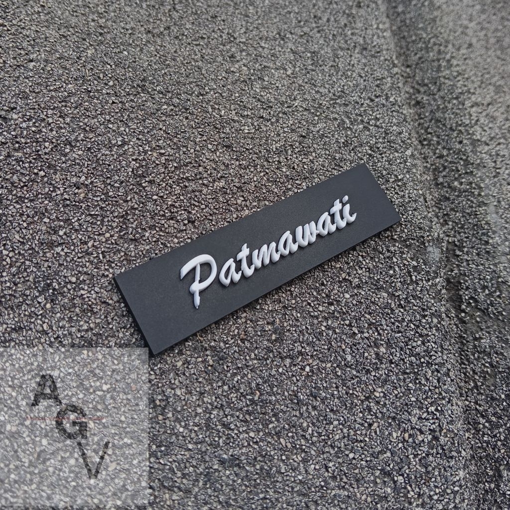 

Papan nama timbul hitam font tegak bersambung - nametag timbul hitam custom