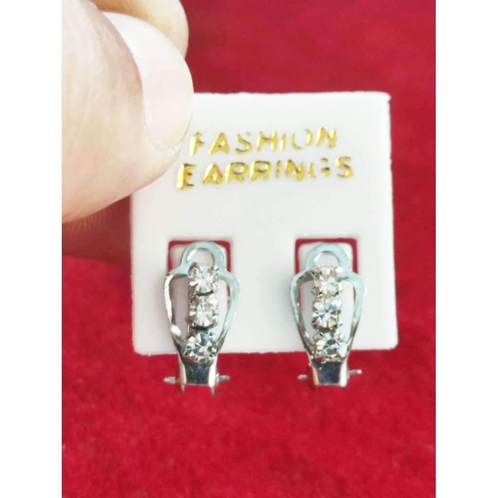anting klip sayap mata 3 putih, anting klip sayap mata 3 merah putih warna silver, anting klip mata 