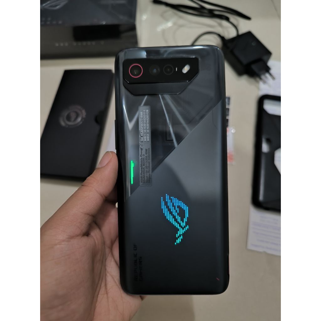 ASUS ROG Phone 7 - 8/256 GB  FULLSET + INVOICE 98% LIKE NEW