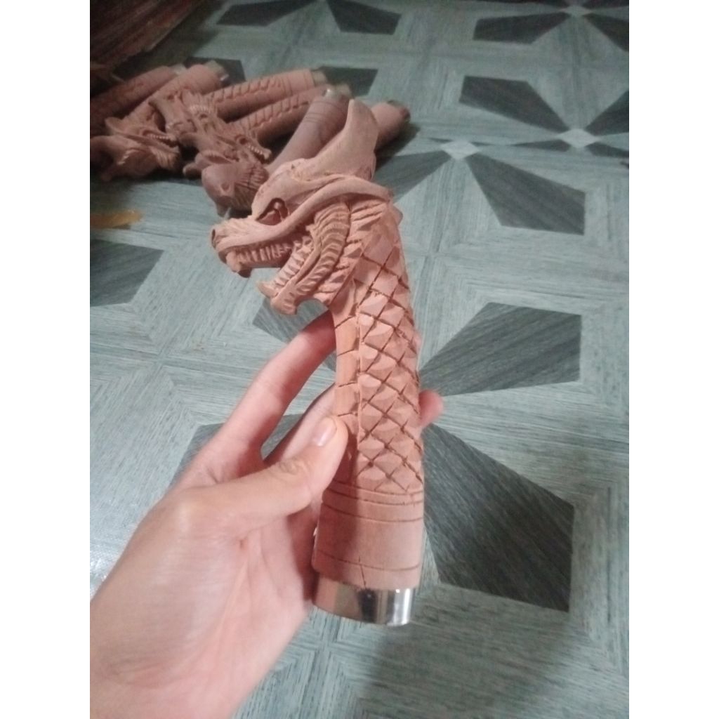 gagang golok bentuk naga yang terbuat dari kayu raksamala dengan ukiran yang mantap, gagang golok me