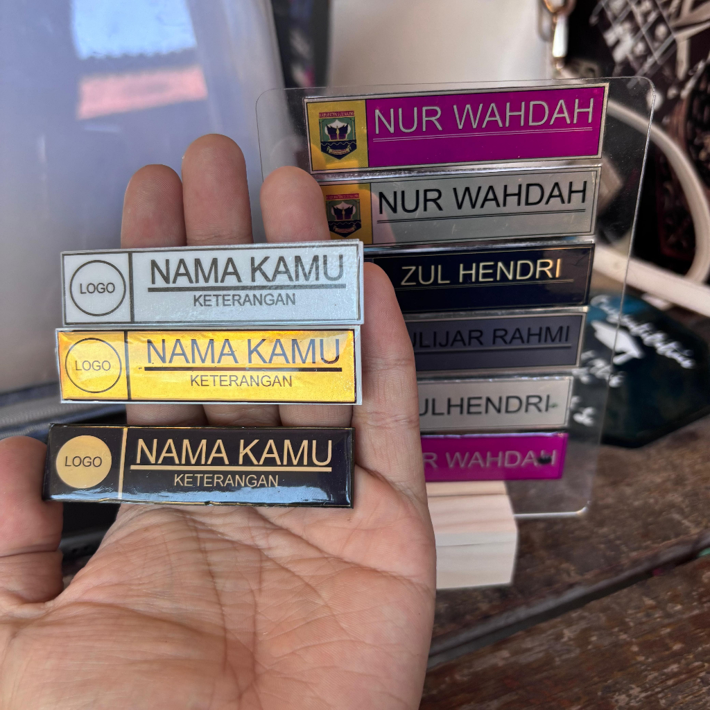 

Nametag bahan akrilik glossy mengkilap papan nama dada murah bahan akrilik peniti akrilik murah