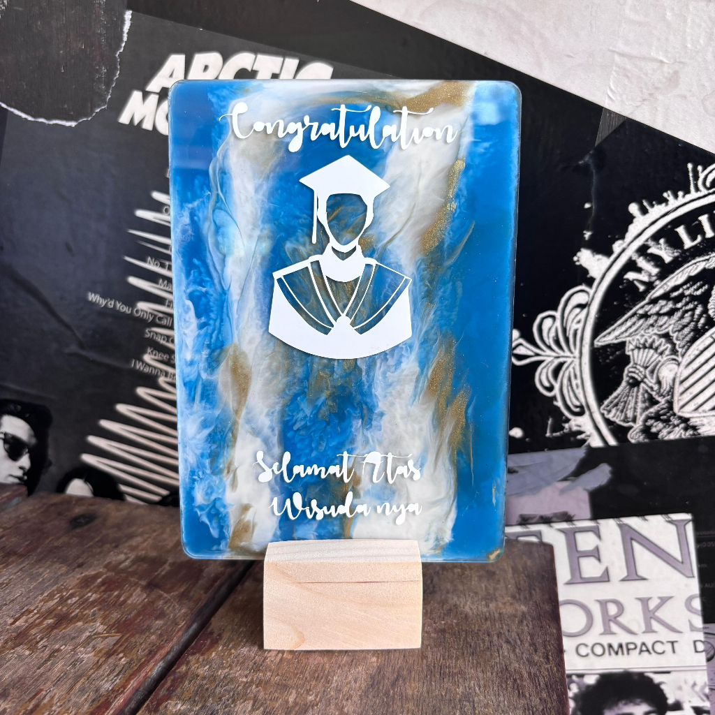 Hadiah wisuda papan nama kelulusan akrilik resin elegan murah lucu unik