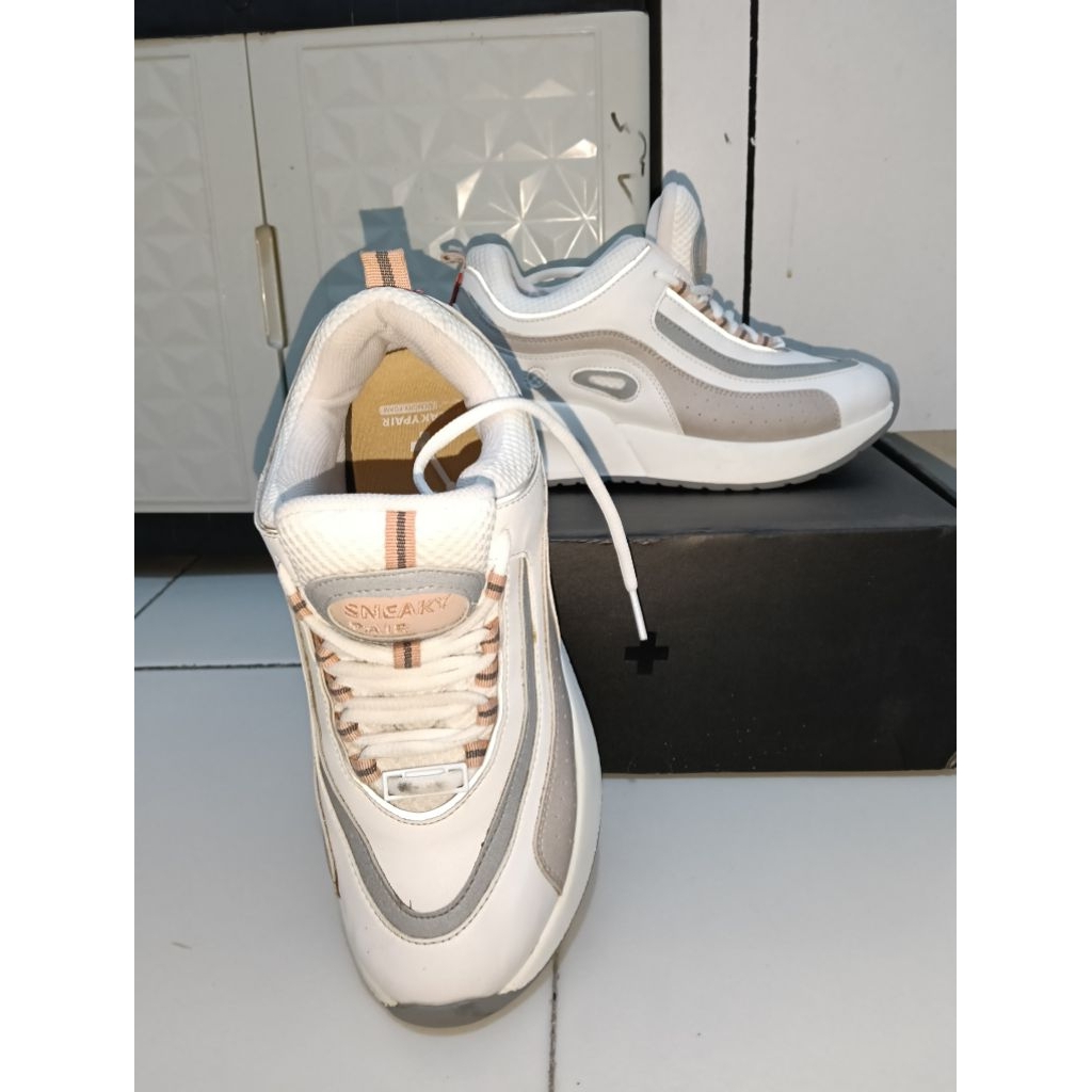 (PRELOVED) SNEAKYPAIR SNEAKERS wanita