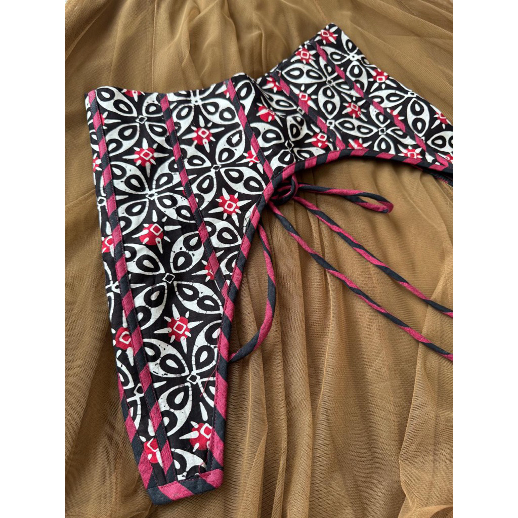 Juntai Batik Guci Waist Corset - Black Maroon