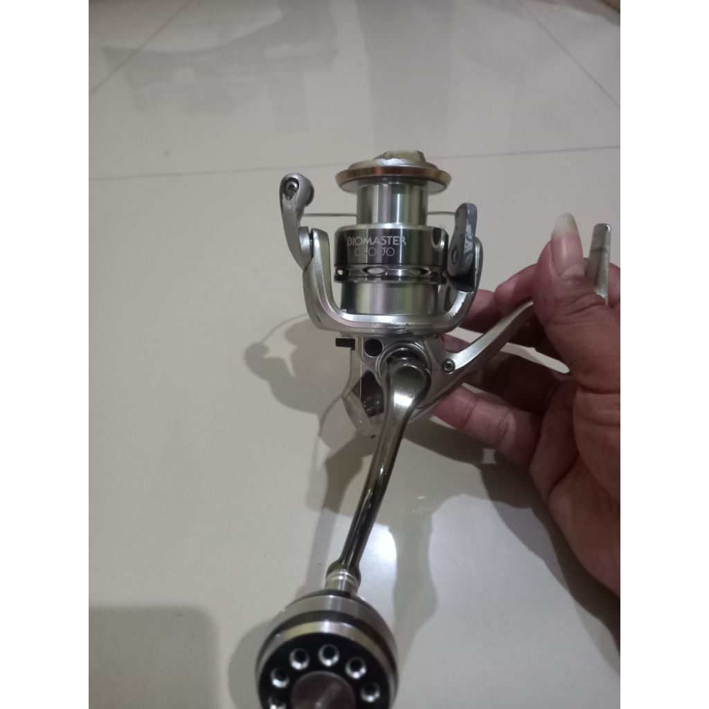 reel shimano biomaster c3000 smoth minus handle bukan ori nya namun cocok dan knop uda bulat