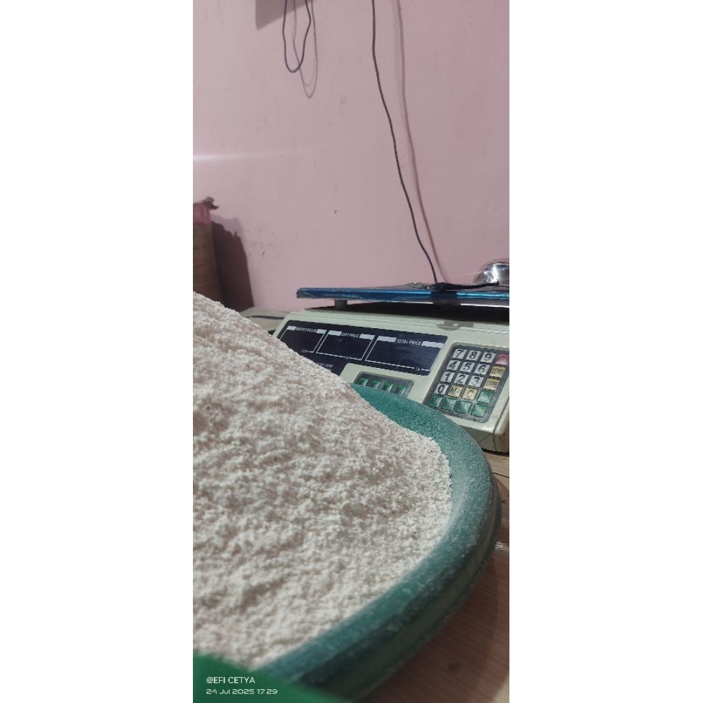 

Tepung Tiwul Tepung Gaplek Hitam 1kg asli Gunungkidul