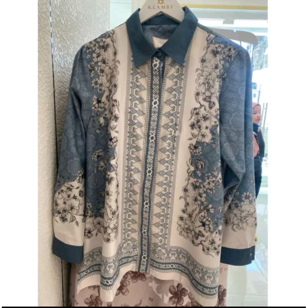 PRELOVED MEDINELA SHIRT WEARING KLAMBY