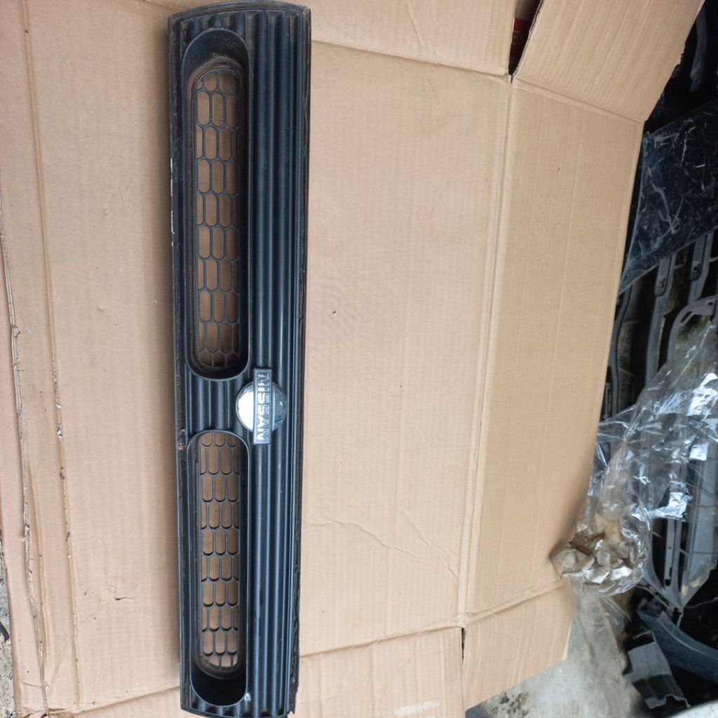 GRILL NISSAN CEFIRO A31 ORIGINAL