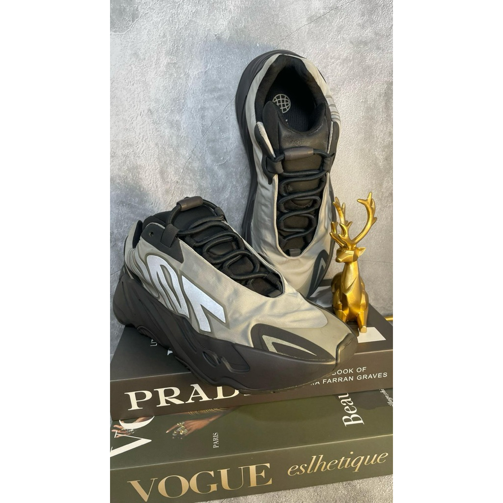 Preloved Adidas Yeezy Boost 700 V2 Static 2022 Men/Pria Shoes Size EU 40 2/3 in Black/Hitam and Grey