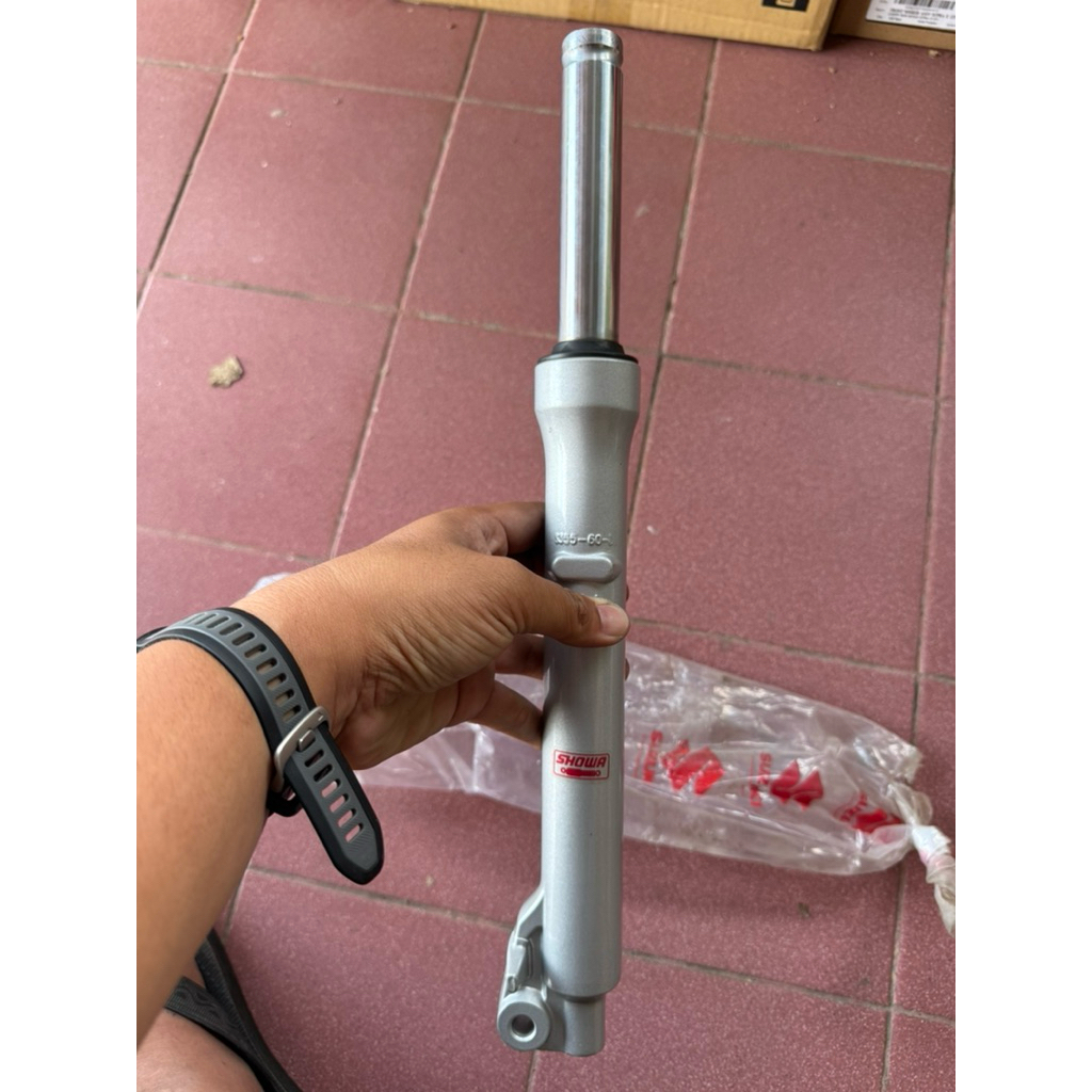 tabung skok + as kiri suzuki spin 125 original loose pack tabung shock + as suzukin spin 125 silver 