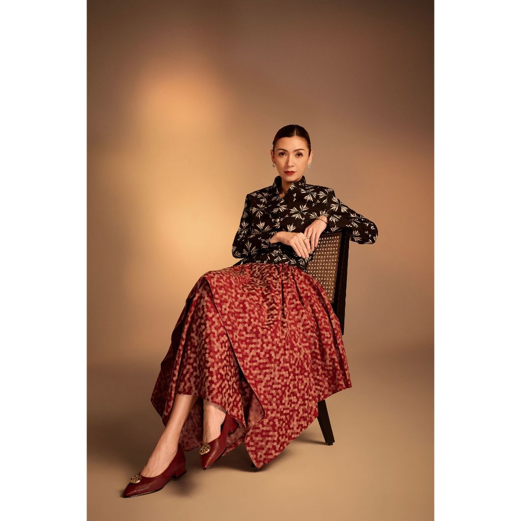 Yuan Blazer Wanita Batik Hitam - Outer Crop Lengan Panjang Hijab Friendly