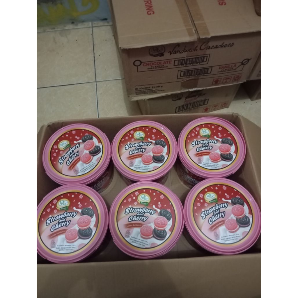 

BISCUITS STRAWBERRY AND CHERRY COOKIES SANDWICH 1 KARTON ISI 6 PCS