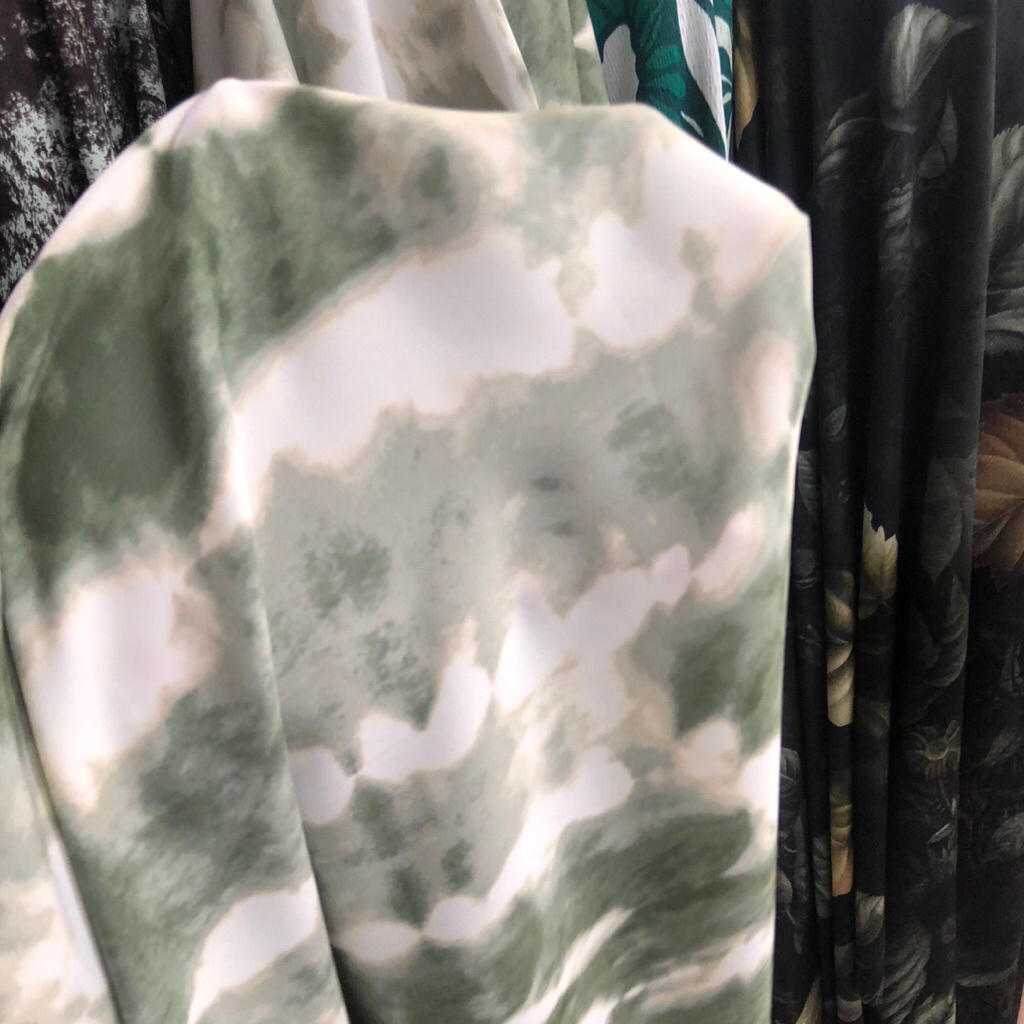 kain satin silk motif abstrak - kain satin silk motif premium lq