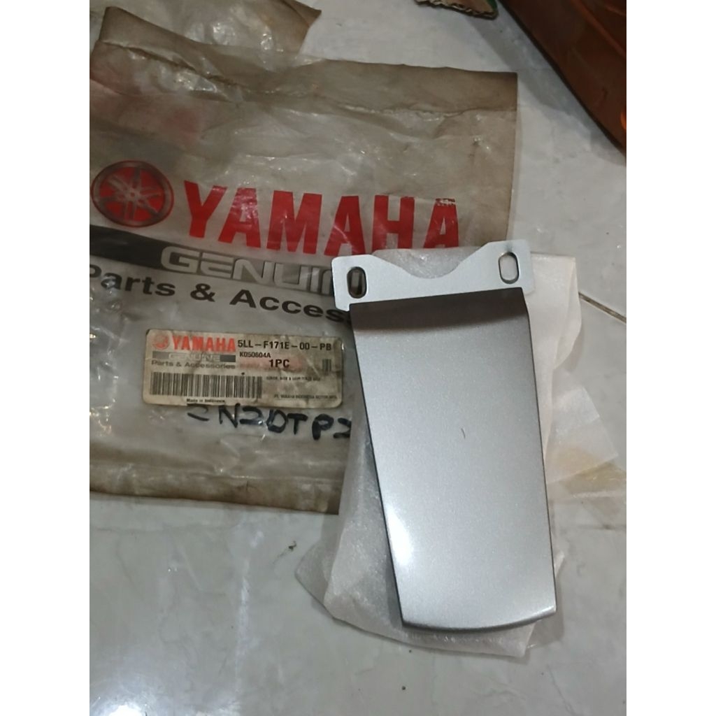 5LL - F171E - 00 - PB SAMBUNGAN COVER BODI YUPITER Z SIVER ORIGINAL YGP