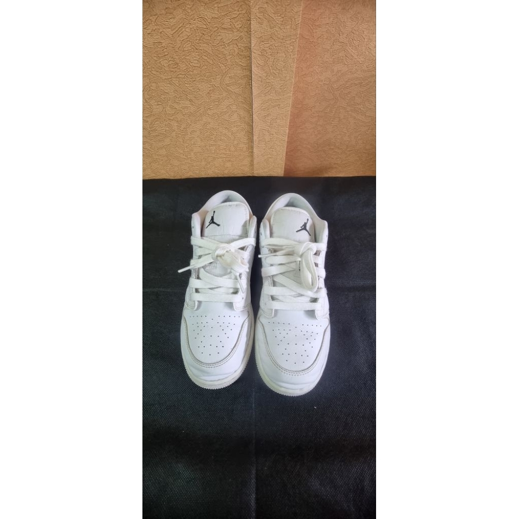 S-32 sepatu sneakers jordan 1 low triple white size 36.5 used bekas ori