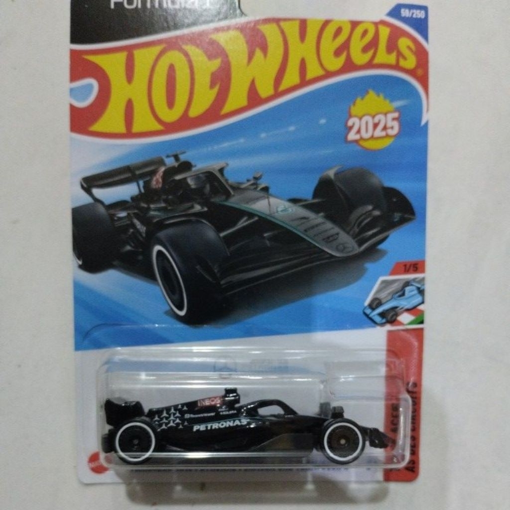 HOT WHEELS PETRONAS MERCEDES-AMG F1 (4)