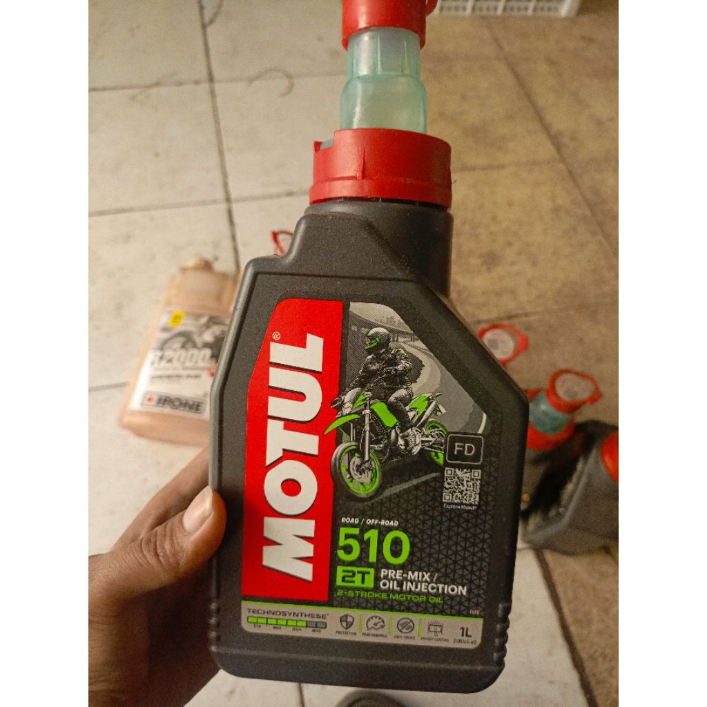 Botol bekas oli samping Motul 510