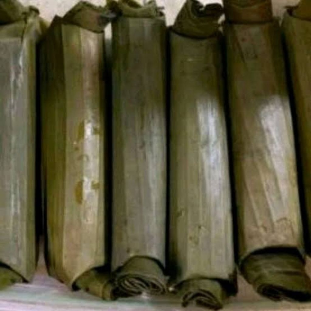 

Lontong Daun ukuran besar (makanan siap saji)