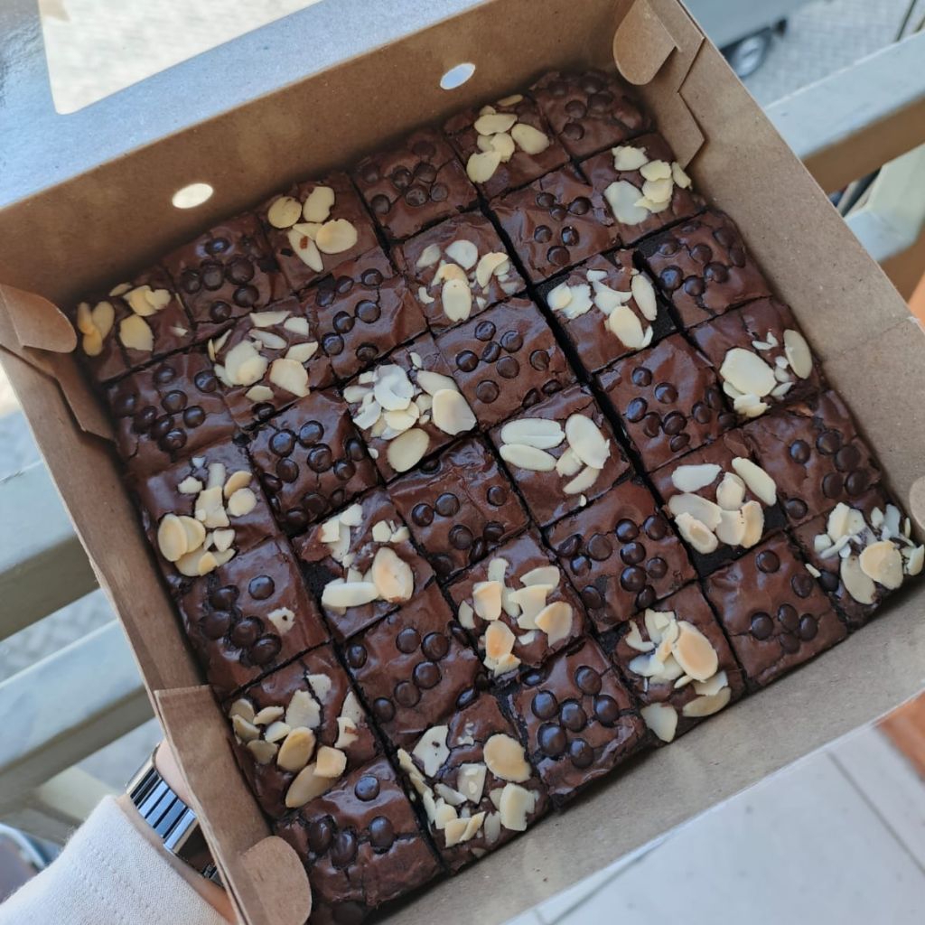 

FUDGY BROWNIES (BROWNIES PANGGANG BROWNIES SEKAT 20 X 20 CM) HAMPERS ULANG TAHUN