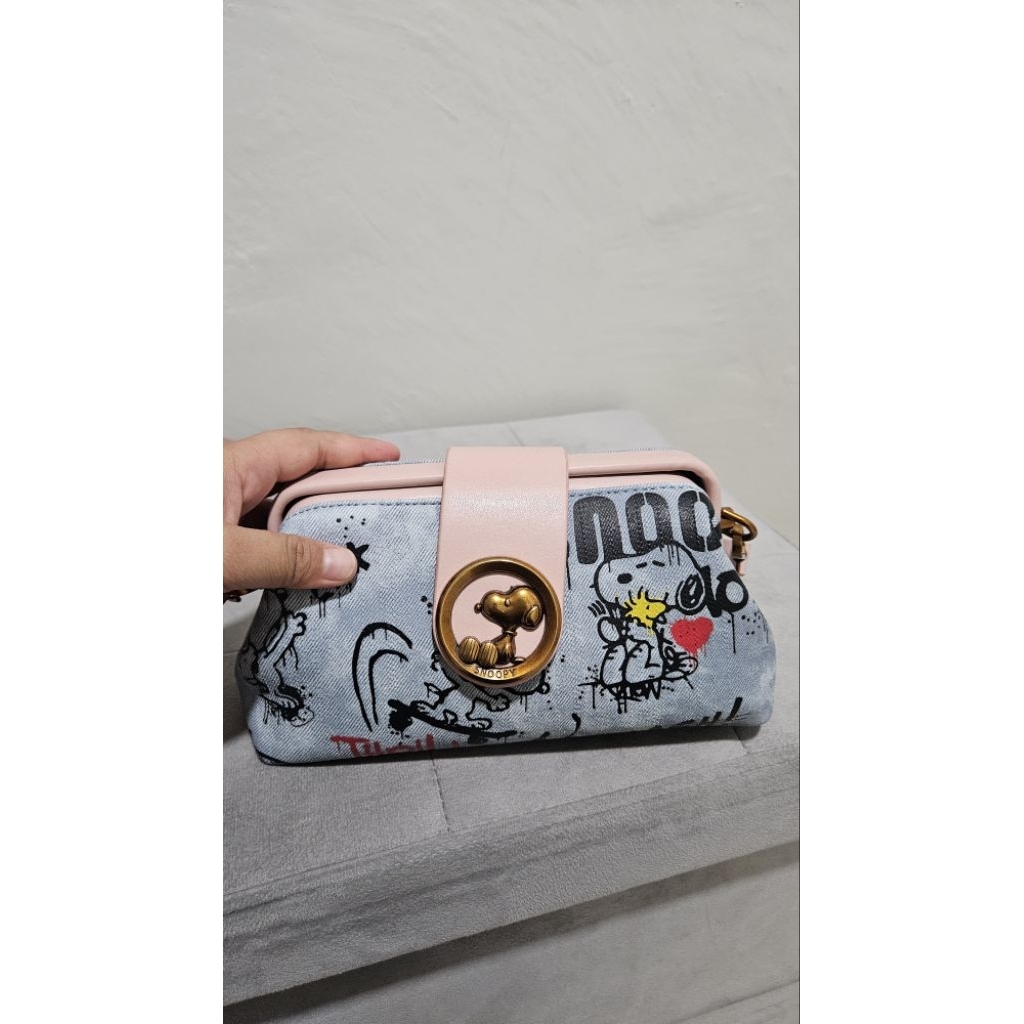 Sling bag snoopy