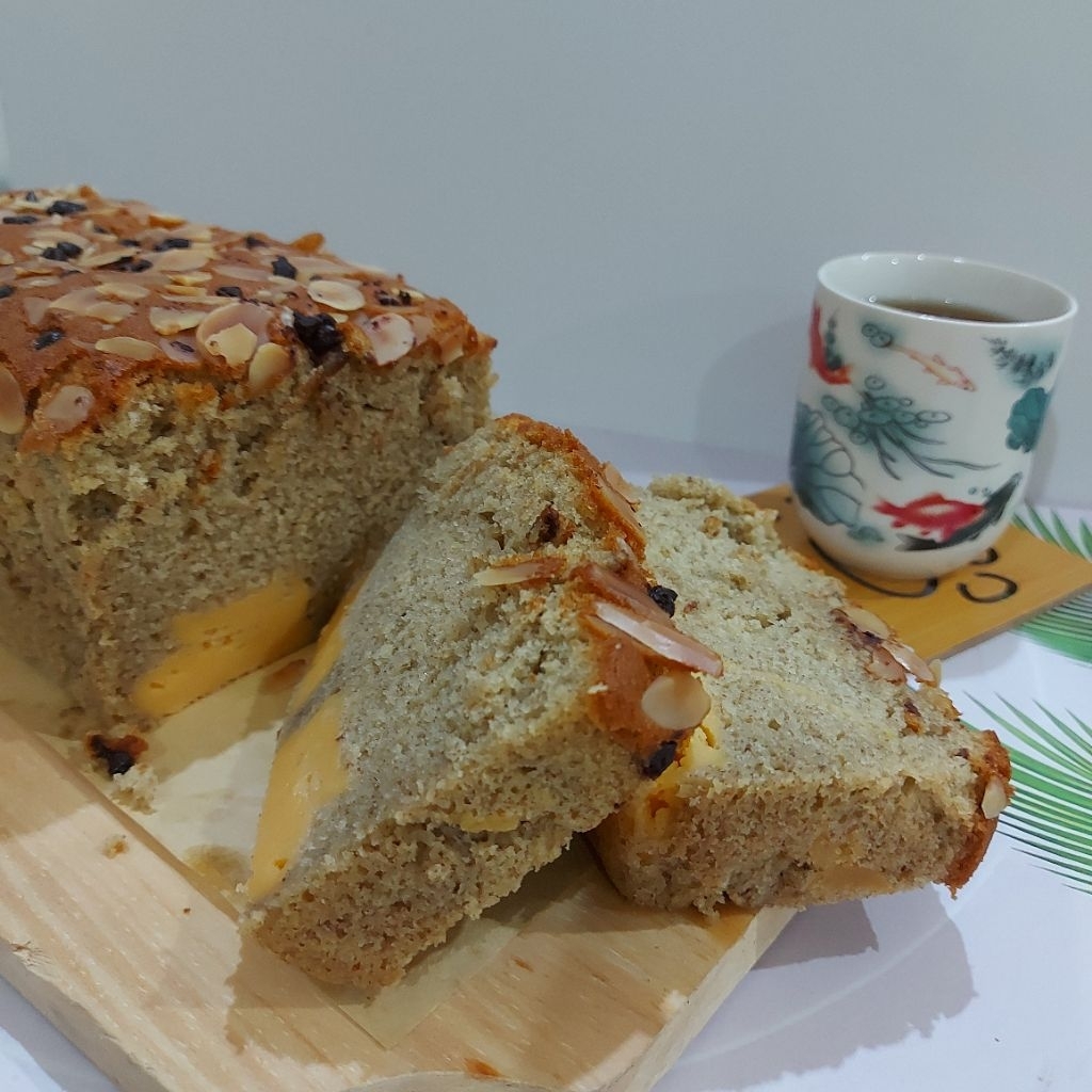 

BOLU PISANG BANANA CHEESE CAKE TOPING ALMOND COKLAT CHIP UKURAN LOYANG 20 x 10 x 7 cm