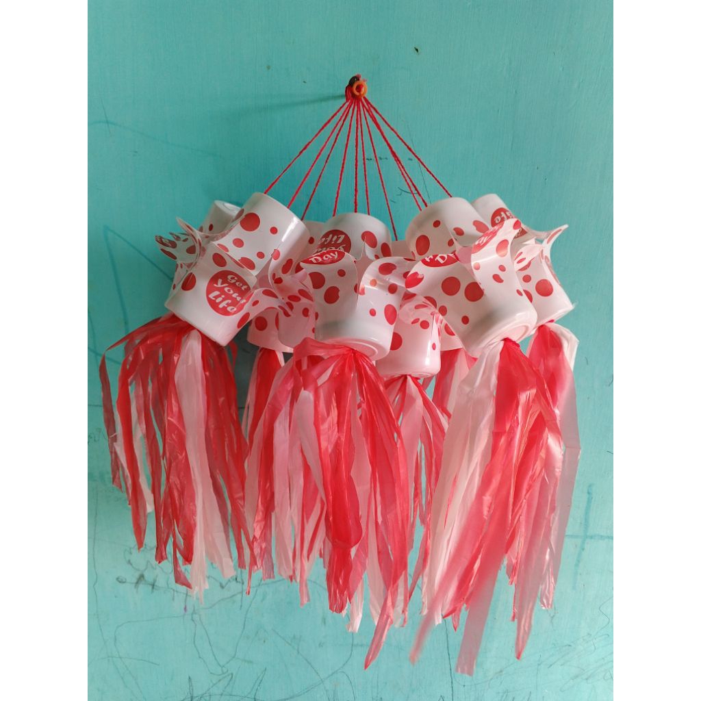 Hiasan dinding tema 17 Agustus dari gelas plastik mineral bekas dan dan kresek tema merah putih.#hia