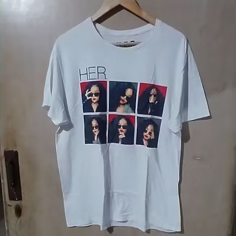 kaos H.E.R.Official tag print.