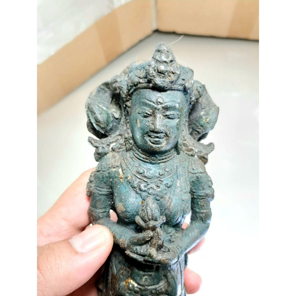 patung perunggu sosok wanita memegang kendi kecil dgn 3 teratai dibelakangnya (Kwan im)