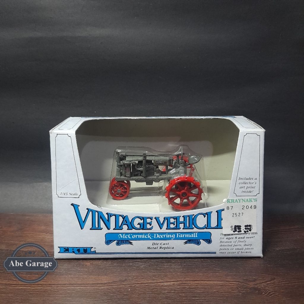 ERTL Vintage Vilehicle MC Cormick Derring Farmall 1:43