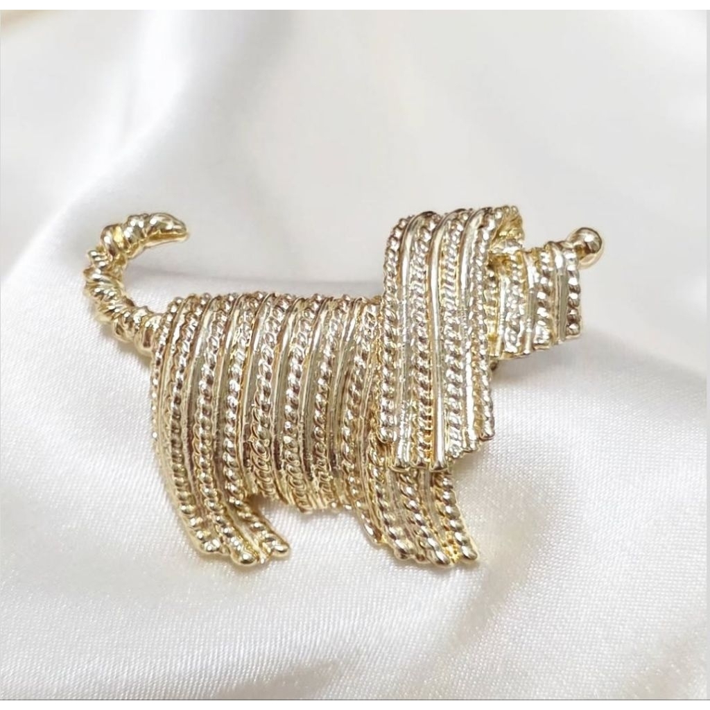 SARAH COVENTRY Signed AdorableGold Tone Shaggy Dog Brooch