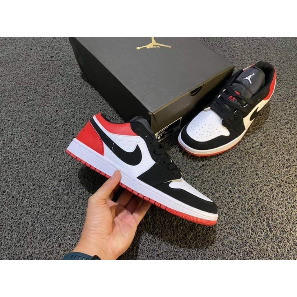 SEPATU JORDAN 1 LOW BLACK TOE
