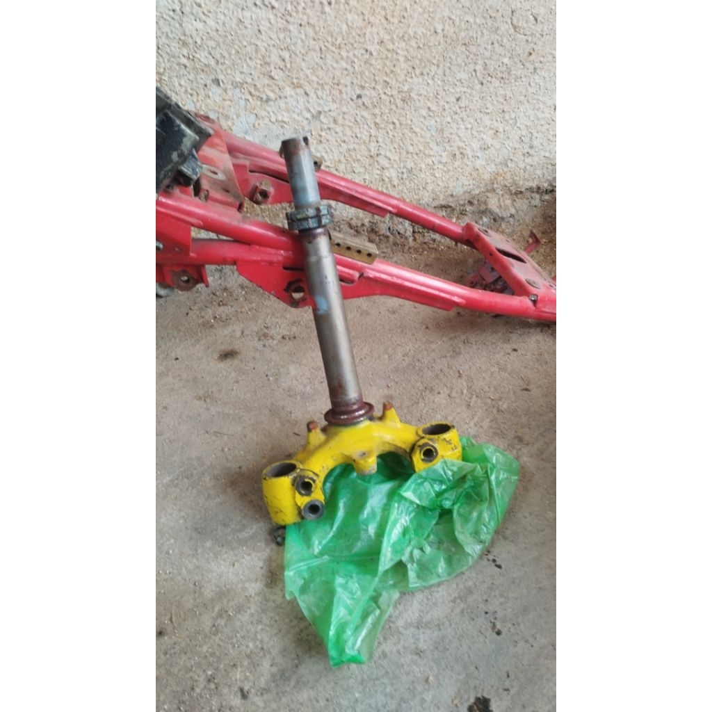 segitiga T stang bawah vega r new original copotan