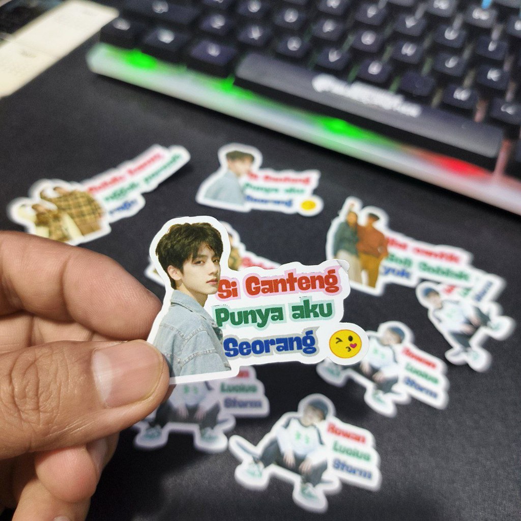 

Custom cuting stiker foto atau hangtag (Harga per 1 lembar A4 / 15-30 pcs stiker)