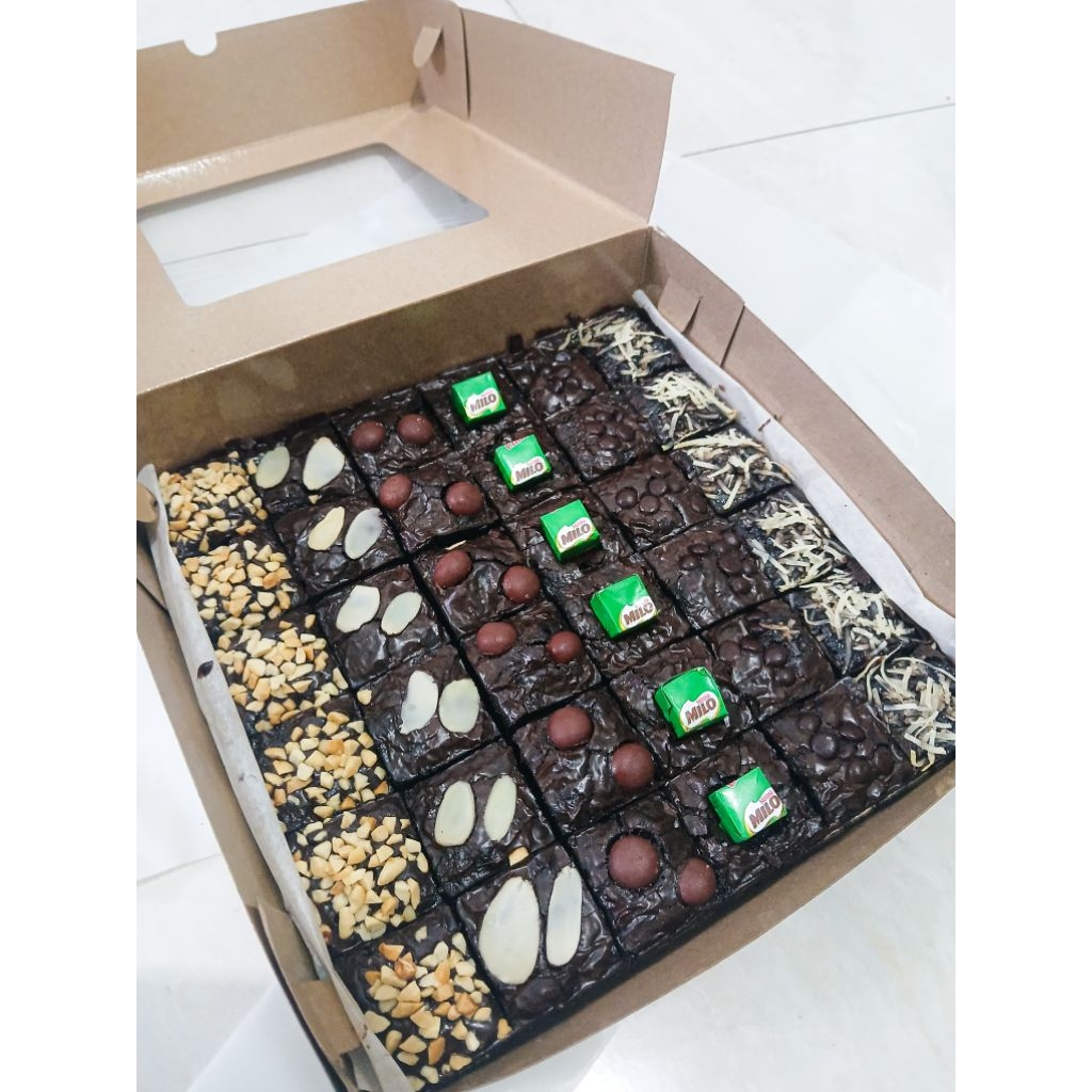 

(brownies kita) Brownies Fudgy halal shiny premium enak topping milo ukuran 20x20cm