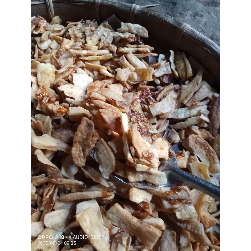 

kripik ketela atau manggleng ketela enak.renyah ada 2 variasi rasa ada yang pedas dan manis.pilihan di tinggalkan lewat catatan ya kak.berar 250 gram