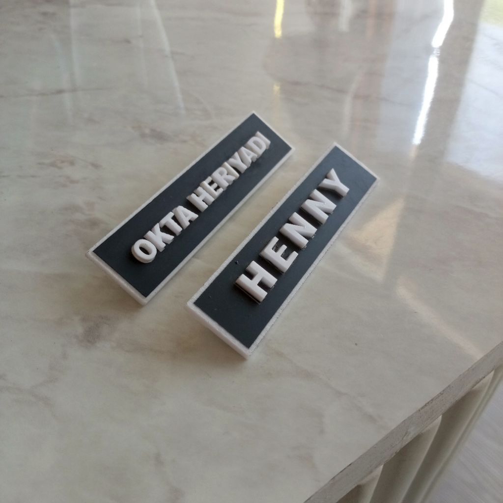 

Nametag | Papan Nama Akrilik Timbul