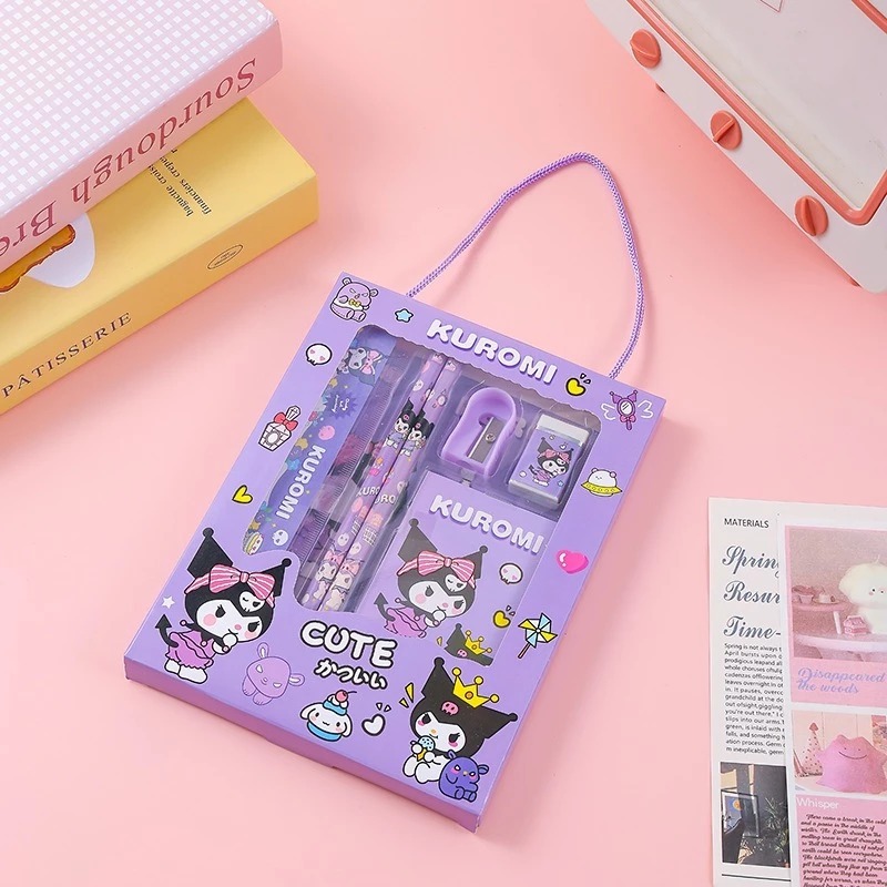 

Kiddypicks - Gift Set Alat Tulis Anak 6 in 1 – Pensil, Penggaris, Penghapus, Rautan, Notes + Tas PVC Karakter Lucu Sanrio