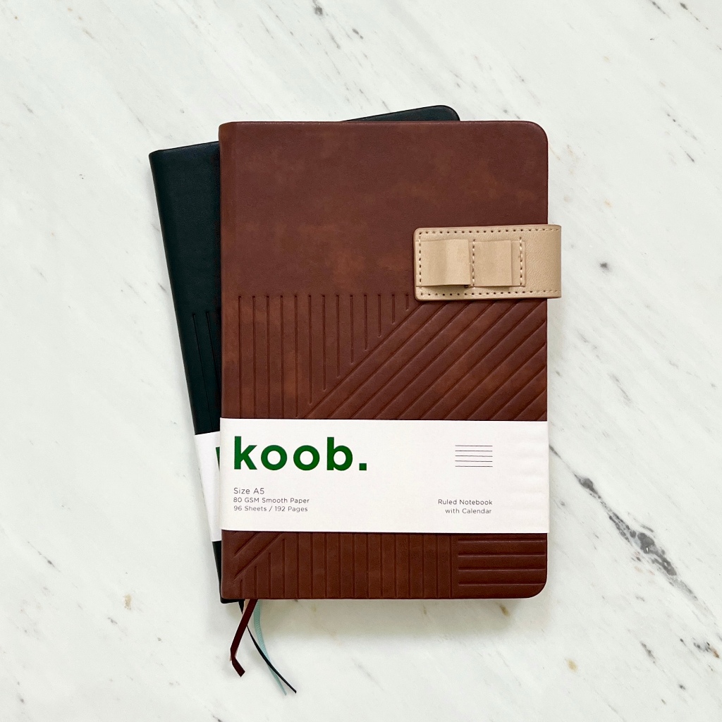 

A556P Koob. Hardcover Notebook dengan Penutup Magnet dan Pen Holder A5 Buku Tulis Garis / Rulled Agenda Jurnal Diary
