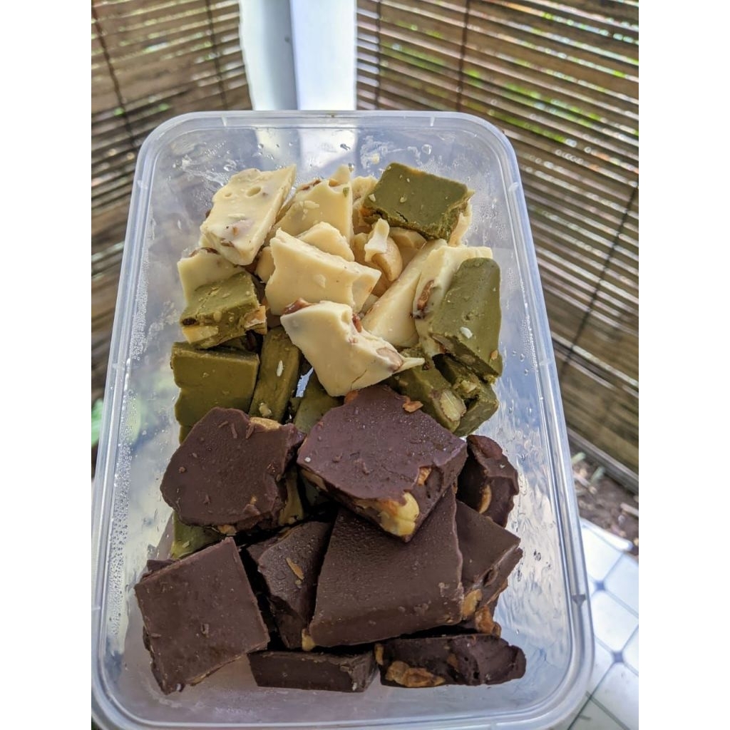 

Bundling Cokelat Mix Blok Home Made & Sambel Ala Lombok 250 gram & Serundeng Camilan Praktis Siap Makan